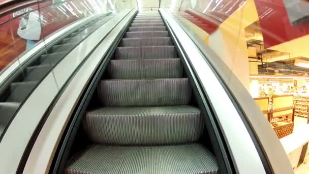 Monte sur l'escalator. — Video