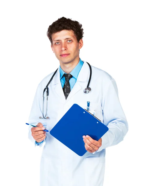 Porträt eines jungen männlichen Arztes, der auf dem medizinischen Cha eines Patienten schreibt — Stockfoto