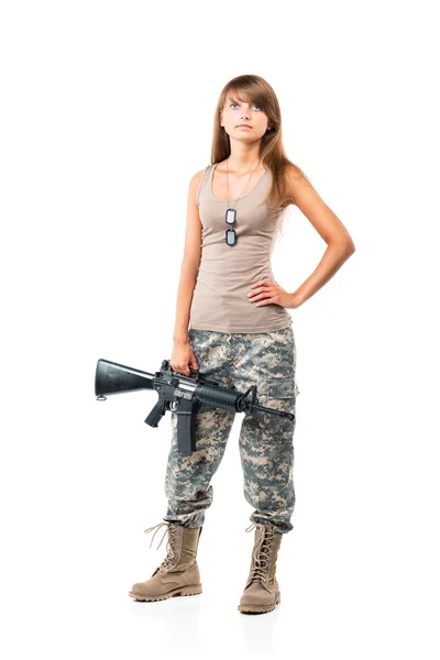 Soldado jovem menina bonita vestida em uma camuflagem com uma arma — Fotografia de Stock