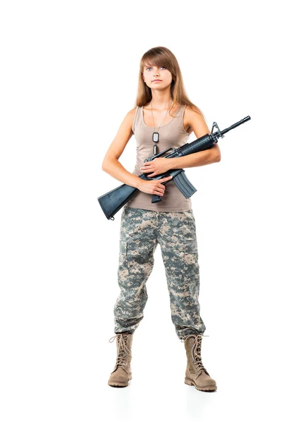 Soldado jovem menina bonita vestida em uma camuflagem com uma arma — Fotografia de Stock