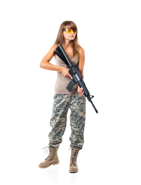 Soldado jovem menina bonita vestida em uma camuflagem com uma arma — Fotografia de Stock