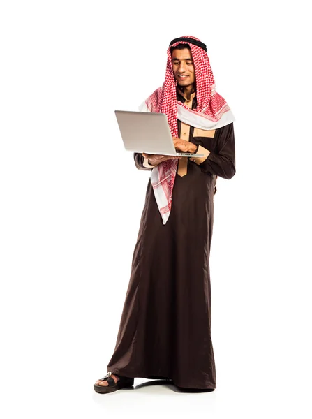 Giovane araba sorridente con computer portatile isolato su bianco — Foto Stock