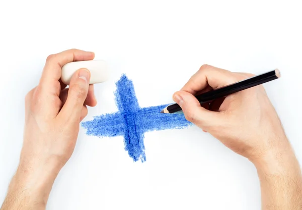 Männerhände mit Bleistift zeichnen Flagge Finnlands auf Weiß — Stockfoto