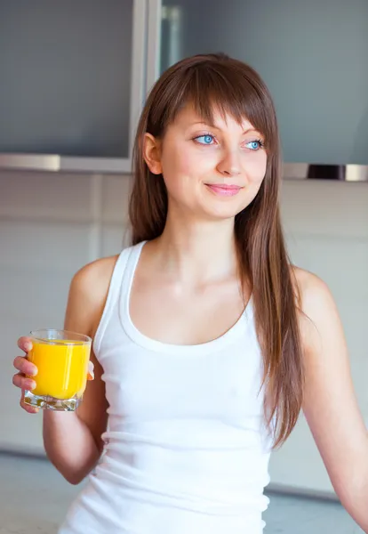 Bir bardak meyve suyu ile beyaz genç esmer kız — Stok fotoğraf