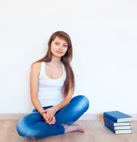 Junge kaukasische Brünette liest ein Buch — Stockfoto