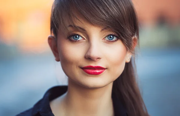 Retrato de una joven hermosa chica al aire libre —  Fotos de Stock