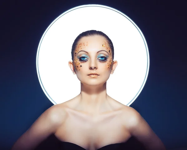 Λαμπερό πορτρέτο του όμορφη κοπέλα με μεγάλα μπλε μάτια, πλούσια βλεφαρίδες και φωτεινό μακιγιάζ χρυσή — Φωτογραφία Αρχείου