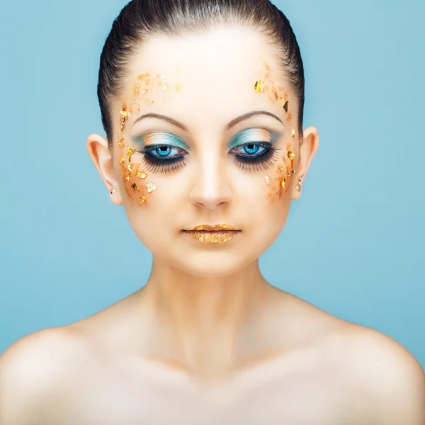 Glamoureuze portret van jonge mooi meisje met grote blauwe ogen, l — Stockfoto