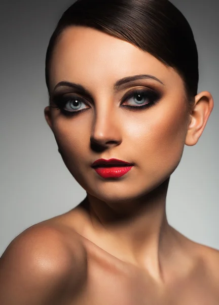 Porträtt av en vacker kvinna med en glamorös retro makeup — Stockfoto