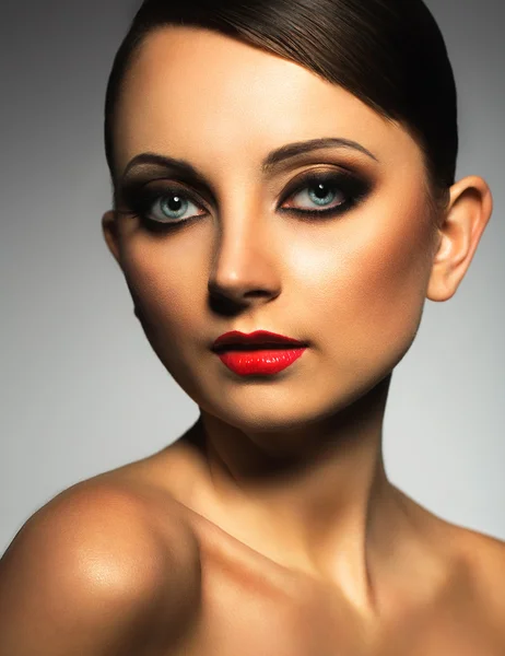 Porträt einer schönen Frau mit glamourösem Retro-Make-up — Stockfoto