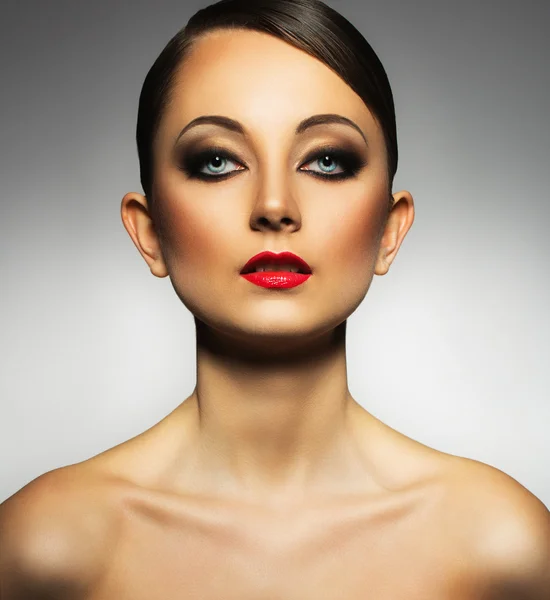 Retrato de una hermosa mujer con un glamuroso maquillaje retro — Foto de Stock