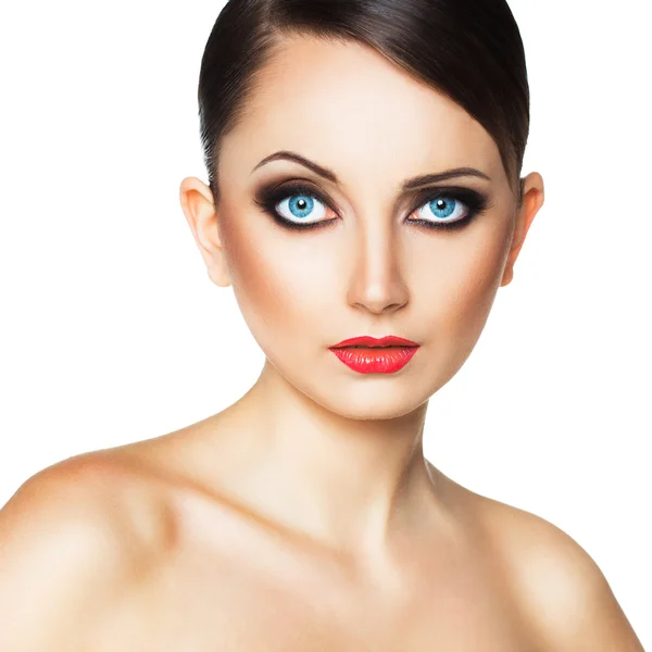 Porträtt av en vacker kvinna med en glamorös retro makeup — Stockfoto