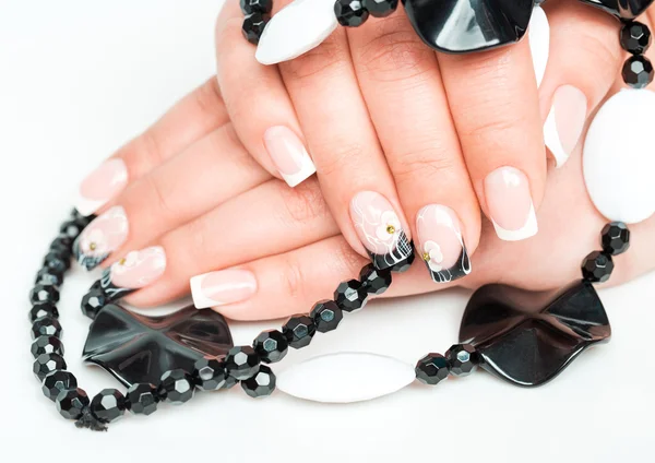 Vrouwelijke handen met manicure close-up — Stockfoto