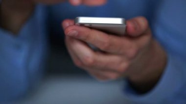 Akıllı telefon kullanan iş adamı