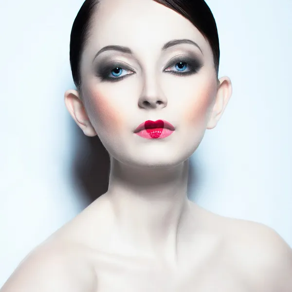 Portret van een mooie vrouw als pop met een glamoureuze cool ma — Stockfoto