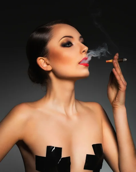 Porträt einer schönen Frau mit Zigarre und einem glamourösen Re — Stockfoto