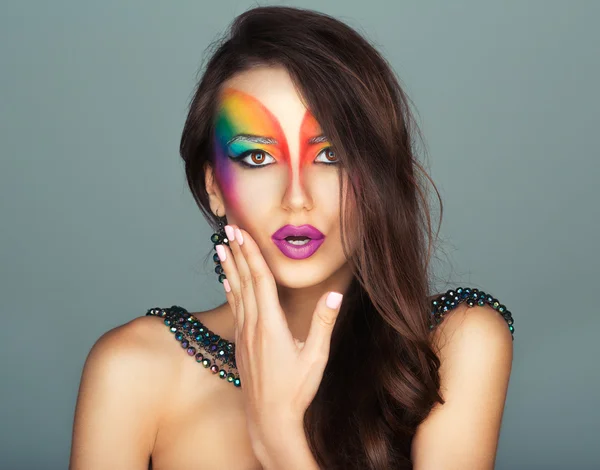 Retrato de uma jovem menina bonita com uma moda maquiagem multicolorida brilhante — Fotografia de Stock