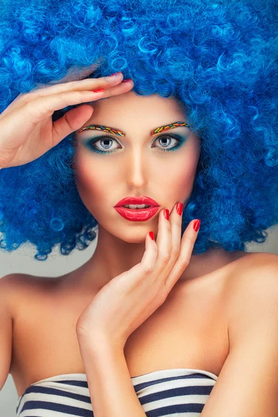 Retrato de una joven hermosa chica con maquillaje brillante en azul wi — Foto de Stock