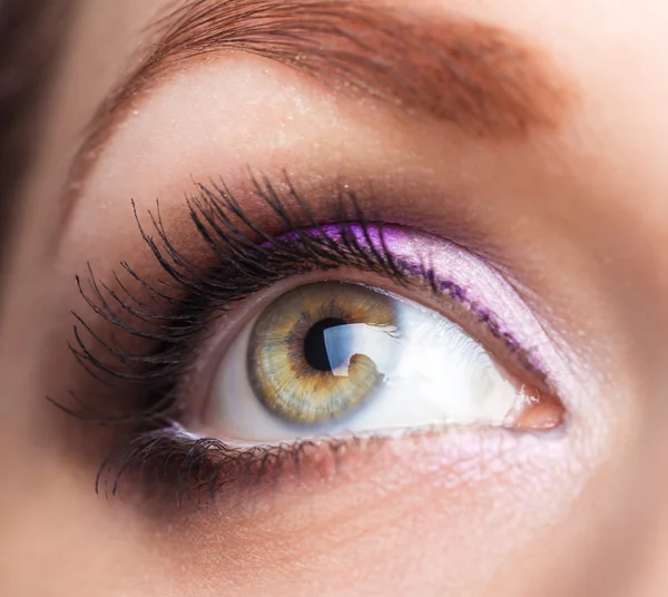 Primer plano de hermoso ojo con maquillaje glamoroso —  Fotos de Stock