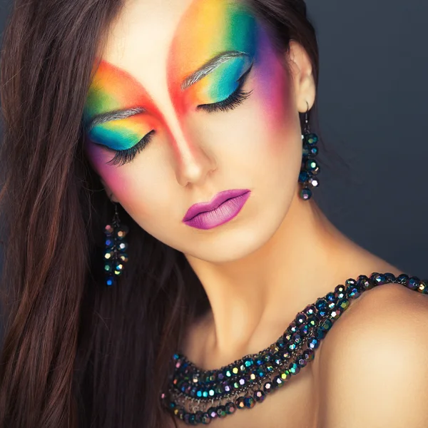 Retrato de uma menina bonita com uma moda multicolorida brilhante — Fotografia de Stock