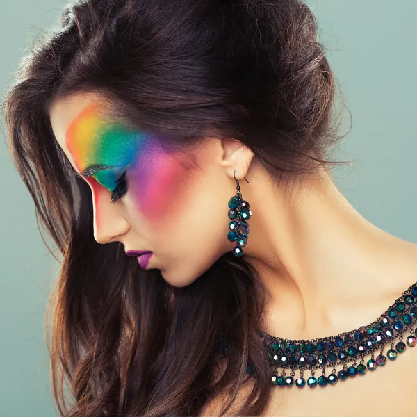 Retrato de una hermosa chica con una moda multicolor brillante — Foto de Stock