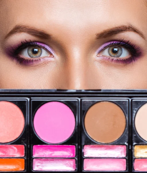 Fechar os olhos bonitos com kit de maquiagem e maquiagem glamourosa — Fotografia de Stock