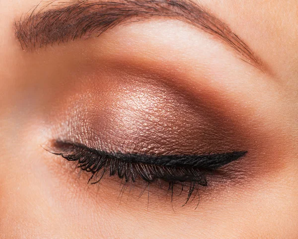 Closeup of womanish eye with neutral makeup — Stock Photo, Image