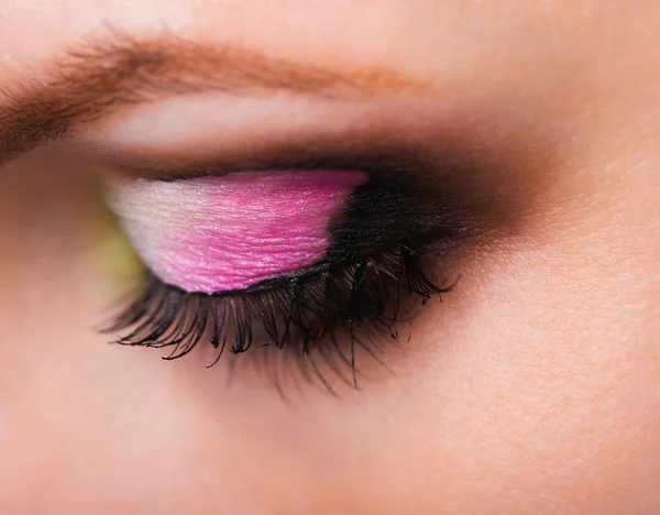 Крупним планом жіноче око з гламурним макіяжем — стокове фото