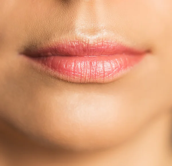 Kvinnliga läppar närbild — Stockfoto