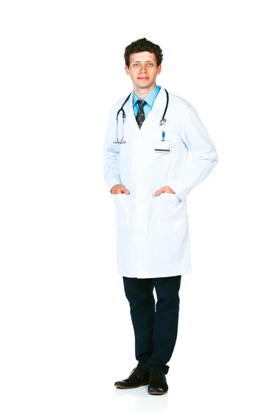 Ολόσωμο προσωπογραφία ιατρού χαμογελαστό στέκεται πάνω σε ένα λευκό — Φωτογραφία Αρχείου