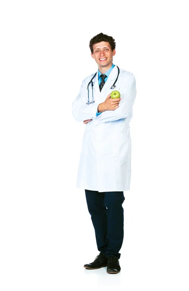 Retrato de un médico varón sonriente sosteniendo manzana verde sobre blanco —  Fotos de Stock