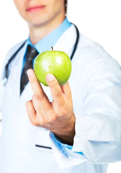 Doctor's hand met een verse groene appel close-up op wit — Stockfoto