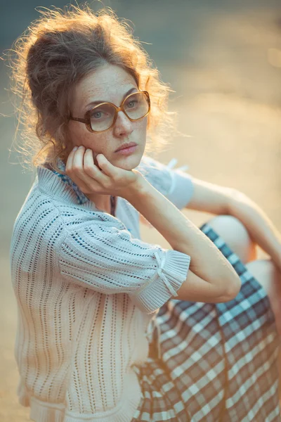 Vicces lány hallgató szemüveg és egy vintage ruha — Stock Fotó