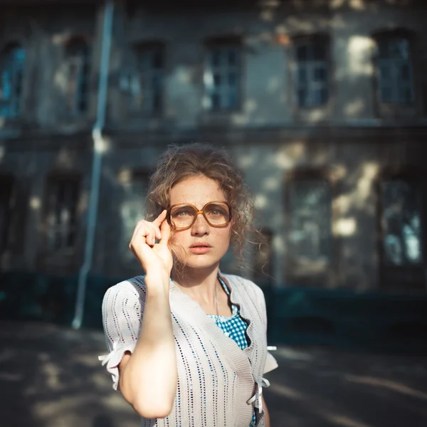 Estudiante divertida chica con gafas y un vestido vintage —  Fotos de Stock