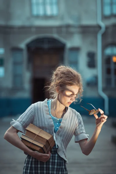 Grappig meisje met bril en een vintage jurk — Stockfoto