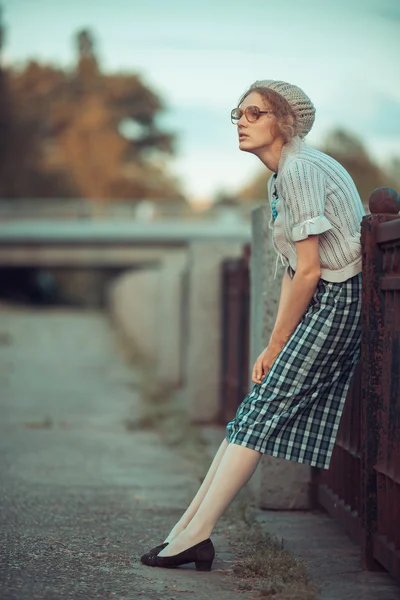 Menina engraçada com óculos e um vestido vintage — Fotografia de Stock