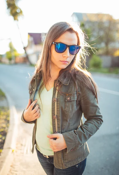 Portret styl życia moda dość młoda brunetka w szkło słońce — Zdjęcie stockowe
