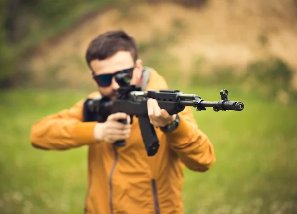 Un homme avec un fusil automatique — Photo