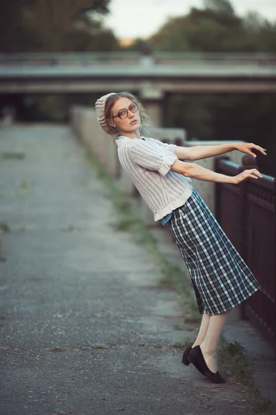 Menina engraçada com óculos e um vestido vintage — Fotografia de Stock