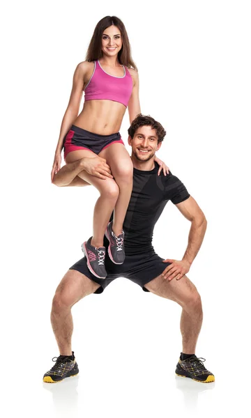 Sportovní chlap drží na rameni holka na bílé — Stock fotografie