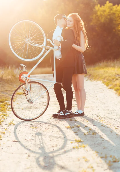 Chico con la chica y la bicicleta al aire libre — Foto de Stock