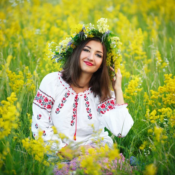 Joven hermosa chica sonriente en traje ucraniano con una corona —  Fotos de Stock