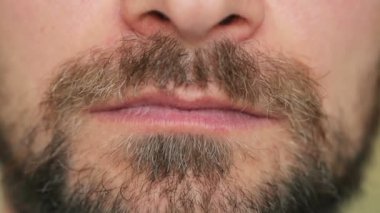 adam bir nargile sigara içiyor.