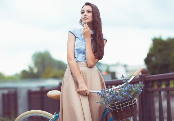 Joven mujer hermosa, elegantemente vestida, verano y estilo de vida — Foto de Stock