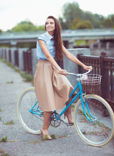 Joven mujer hermosa, elegantemente vestida, verano y estilo de vida — Foto de Stock