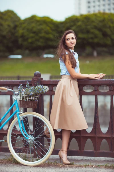 Jovem bonita, mulher elegantemente vestida com bicicleta, verão e — Fotografia de Stock