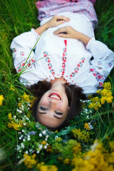 Joven chica sonriente en traje ucraniano con una corona en su hea —  Fotos de Stock