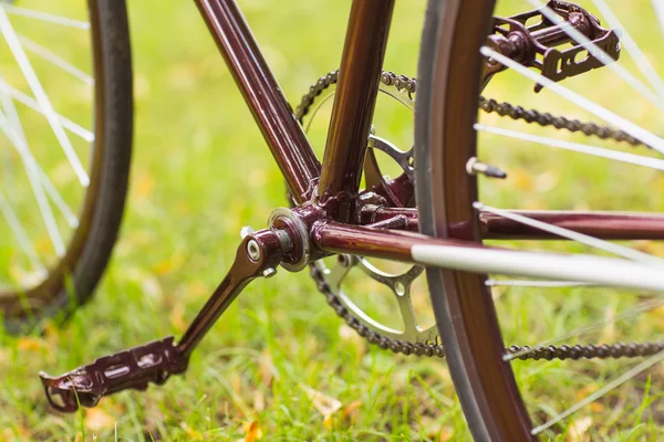 Bicicleta elegante na grama — Fotografia de Stock