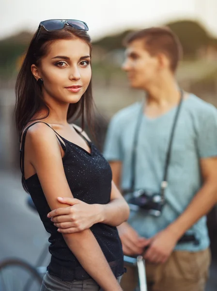 Happy couple with bike in the city — Stock Photo, Image