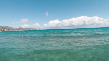 Suyun yüzeyinin üstündeki kıyıdan hızlı bir uçuş. Güzel gök mavisi Akdeniz kıyıları, Girit, Yunanistan